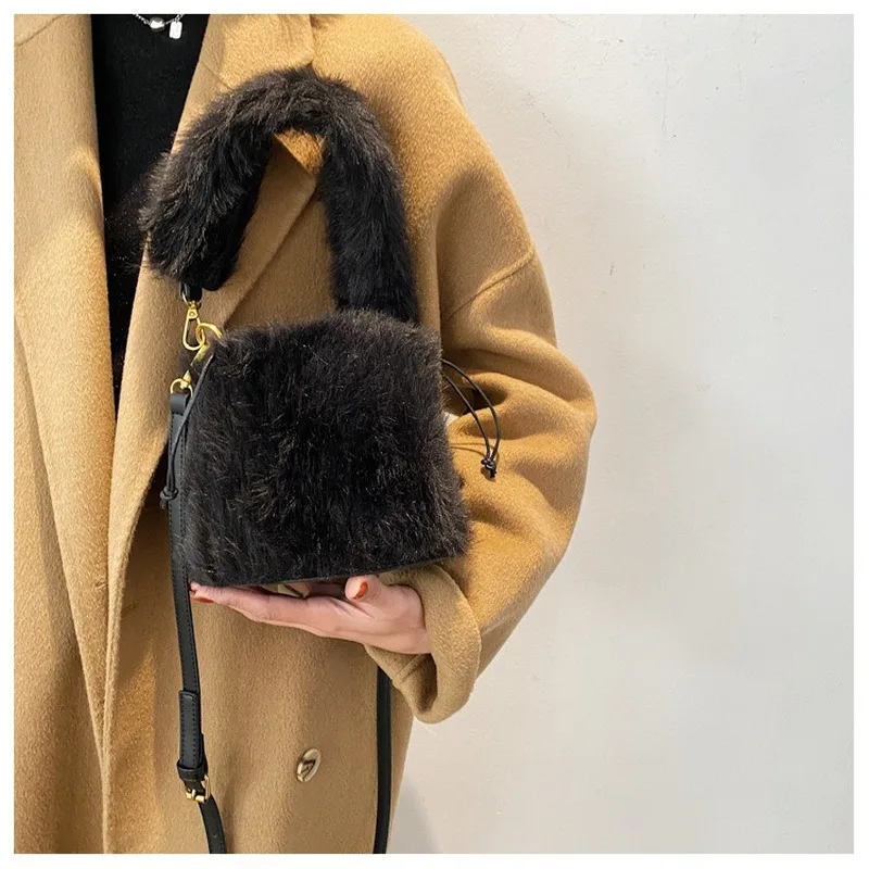 

High Quality Sweet Plush Handbag Female 2021 New Trendy Fashion Simple Plush One-shoulder Messenger Bag Wild Lady Bucket Bag