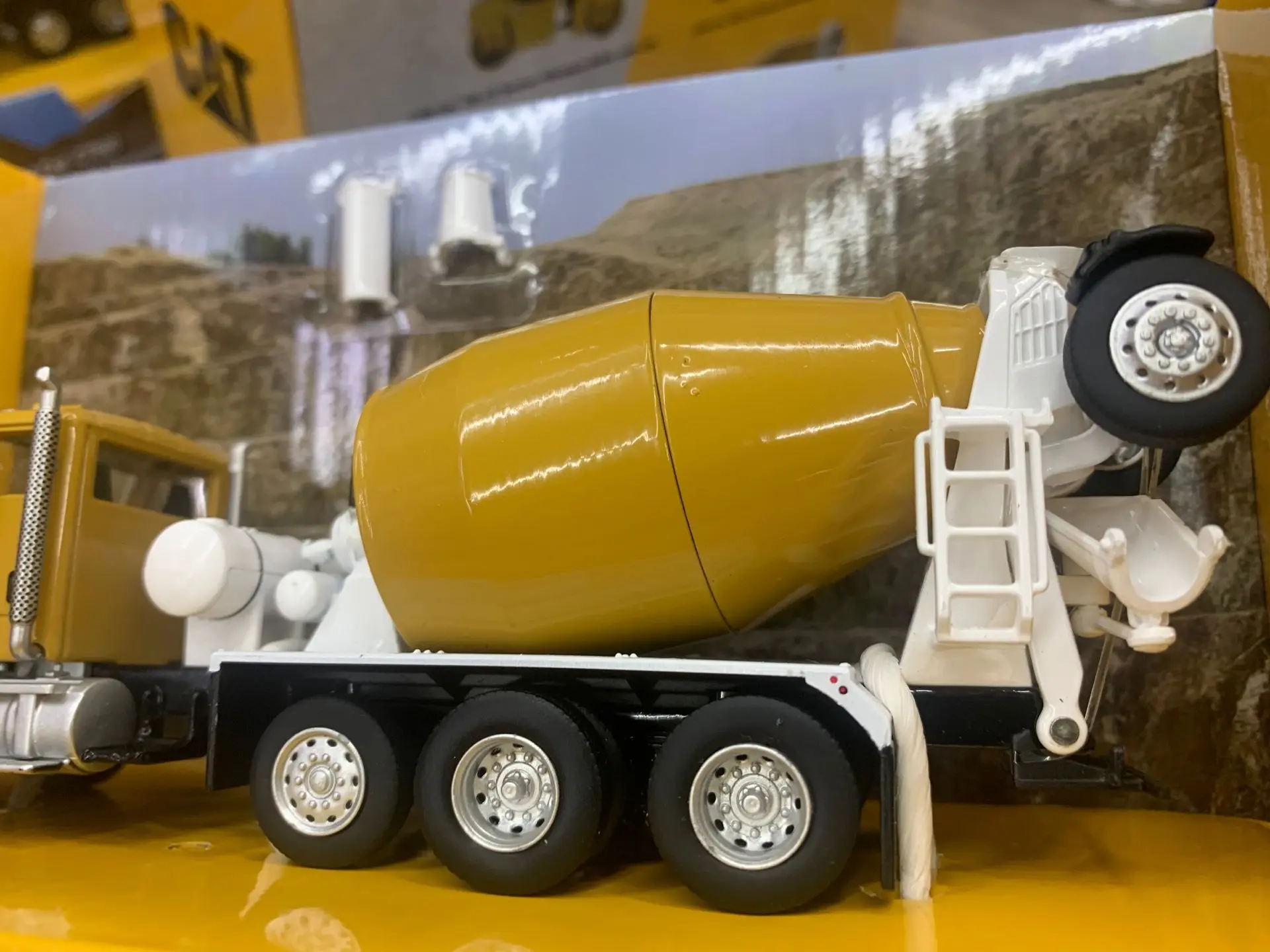 Caterpillar Cat CT660 дневной кабинный трактор с McNeilus Bridgemaster миксер масштаб 1/64 литая