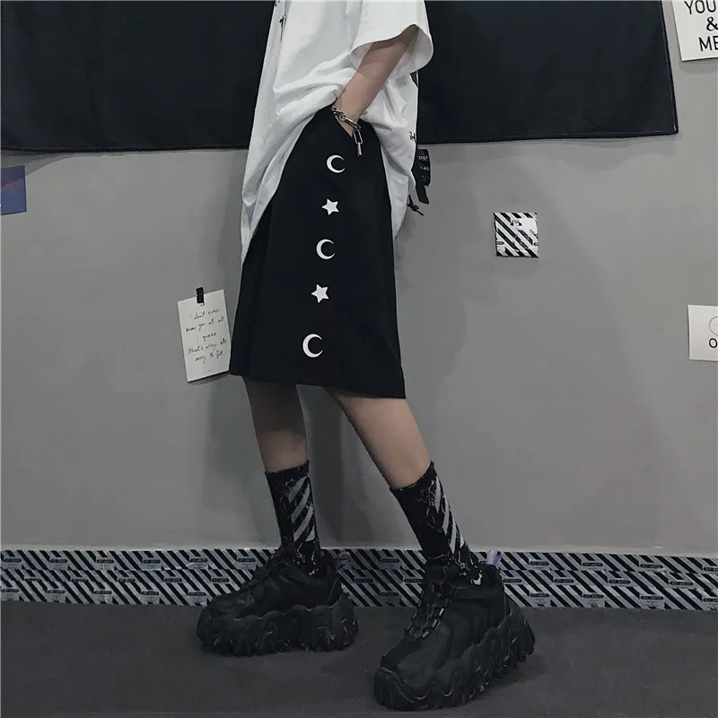 

Новые женские летние корейские шорты в стиле хип-хоп с принтом звезд и Луны парные свободные прямые шорты с широкими штанинами и пятью точка...