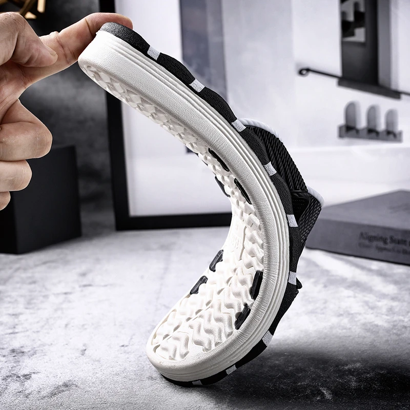 

2021 Summer New All-match Simplicity Men's Slippers Outdoor Sandy Beach Chic Slippers Male Thick Bottom Fashion Flip Flops Men