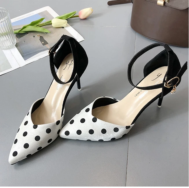 Женские сандалии в горошек с острым носком на тонком каблуке 6 см удобные туфли