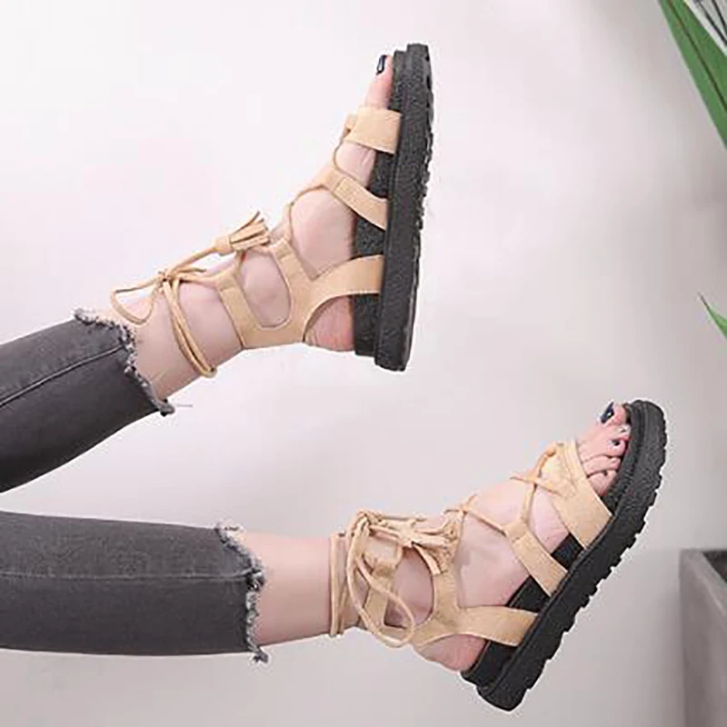 Женские сандалии на плоской подошве гладиаторы рифленой платформе с ремешком