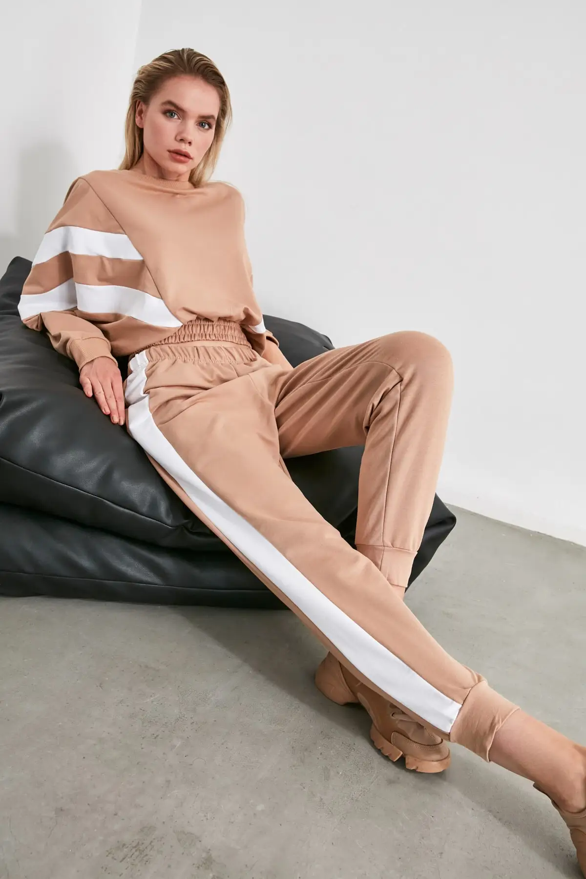 

Спортивный костюм верблюжьего цвета Trendyol TWOAW21AU0014