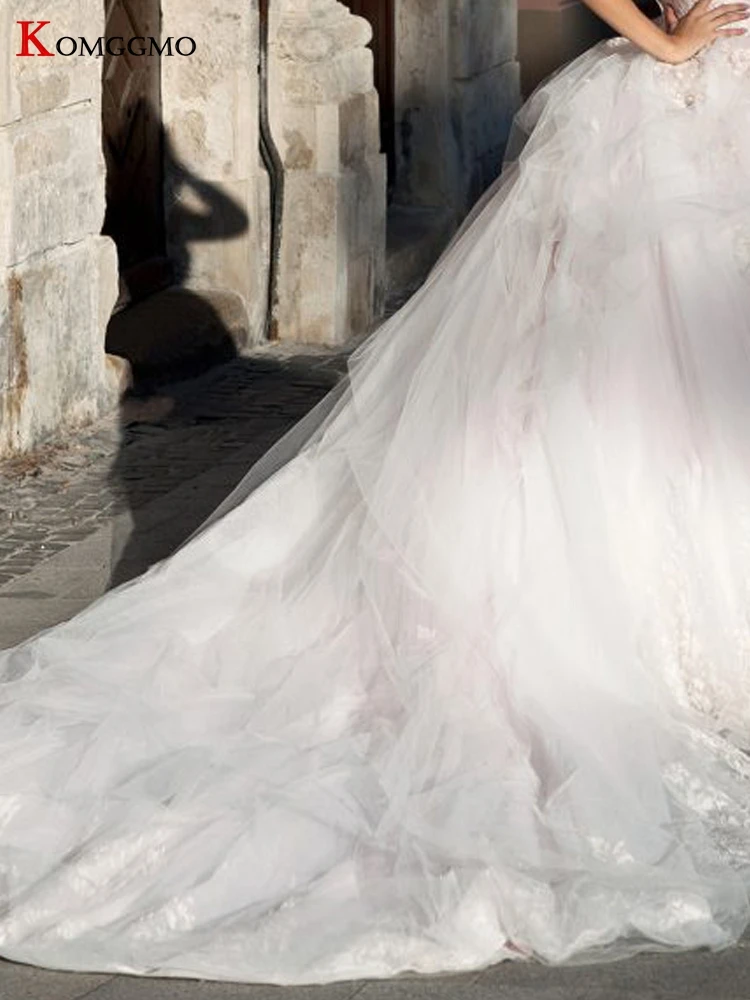 

2021 Hot Sale Embroidery Appliques Tulle Cap Sleeve Bridal Ball Gown Luxury Crystal Chapel Train Button Back Wedding Dress