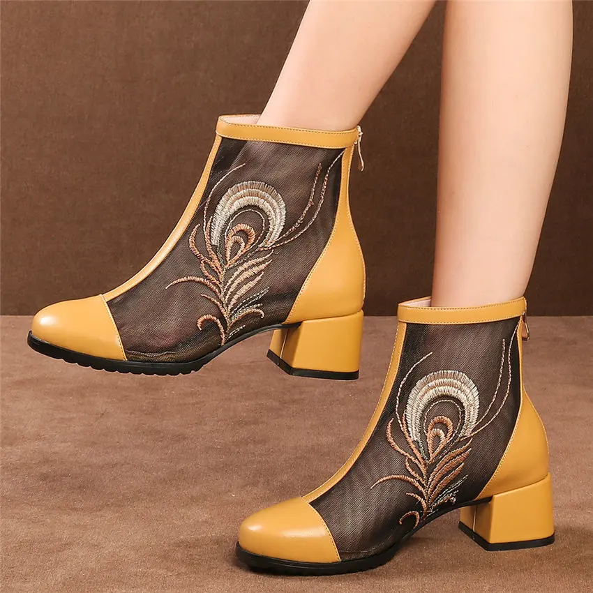 Женские туфли-лодочки из воловьей кожи на неровном каблуке с кружевной вышивкой |