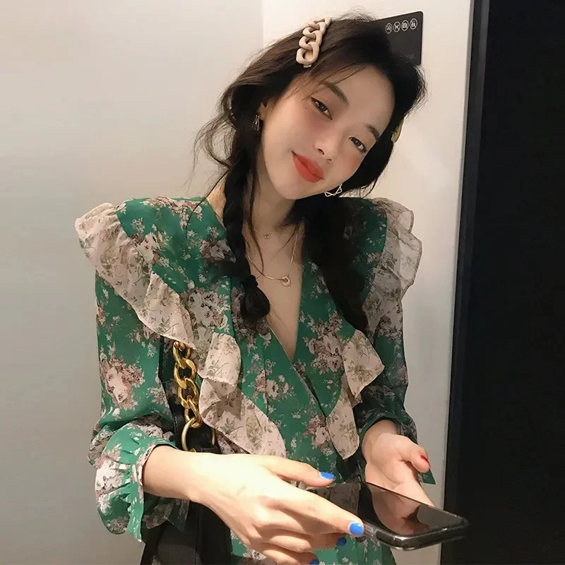 

Блузка женская демисезонная с цветочным принтом, V-образным вырезом и длинным рукавом