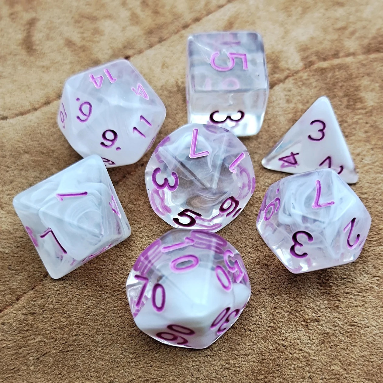 Набор костей для ролевых игр Nebula прозрачный с белыми вихревыми и фиолетовыми