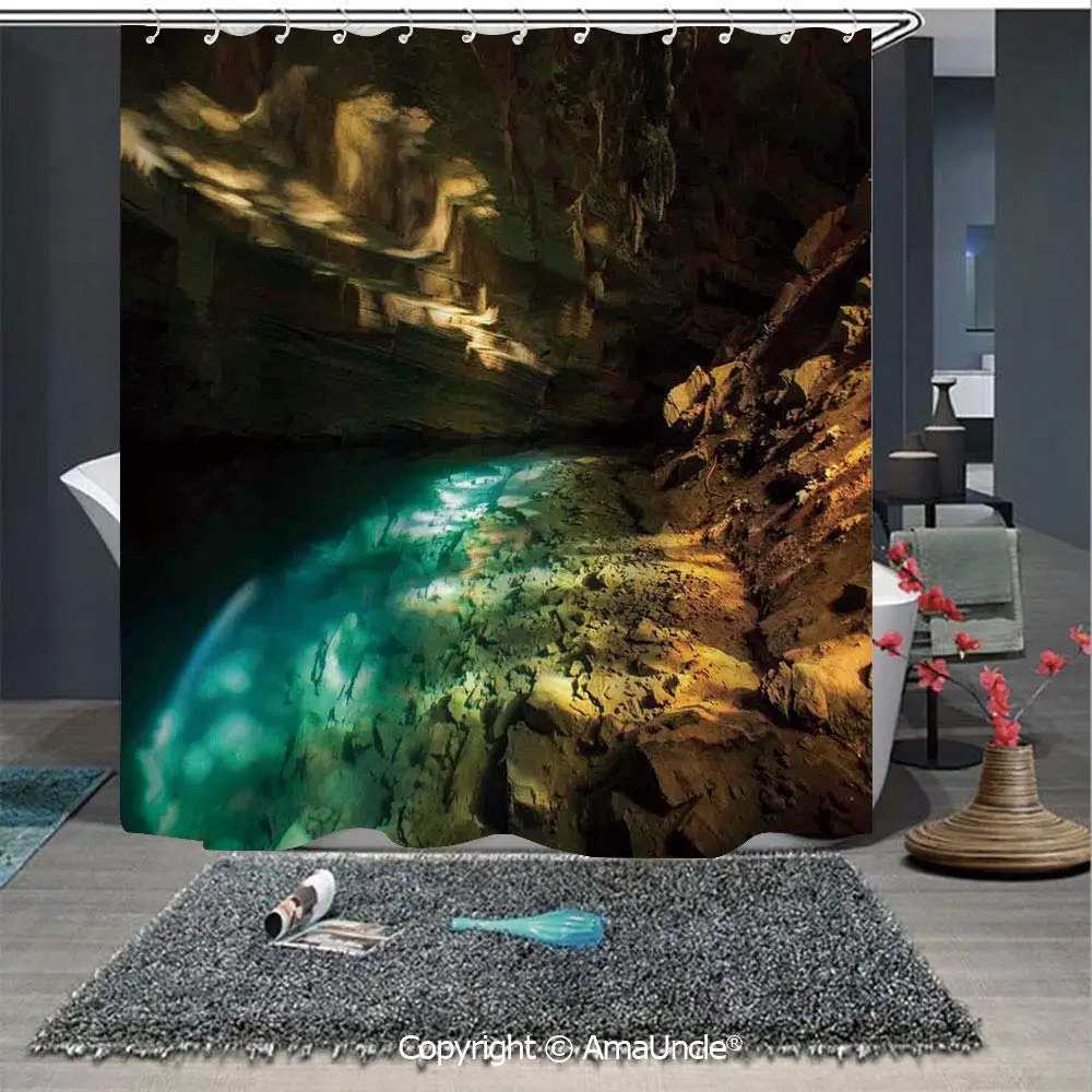 Вулканическая пещера с горячей теплой водой вблизи Северной Исландии для ванной