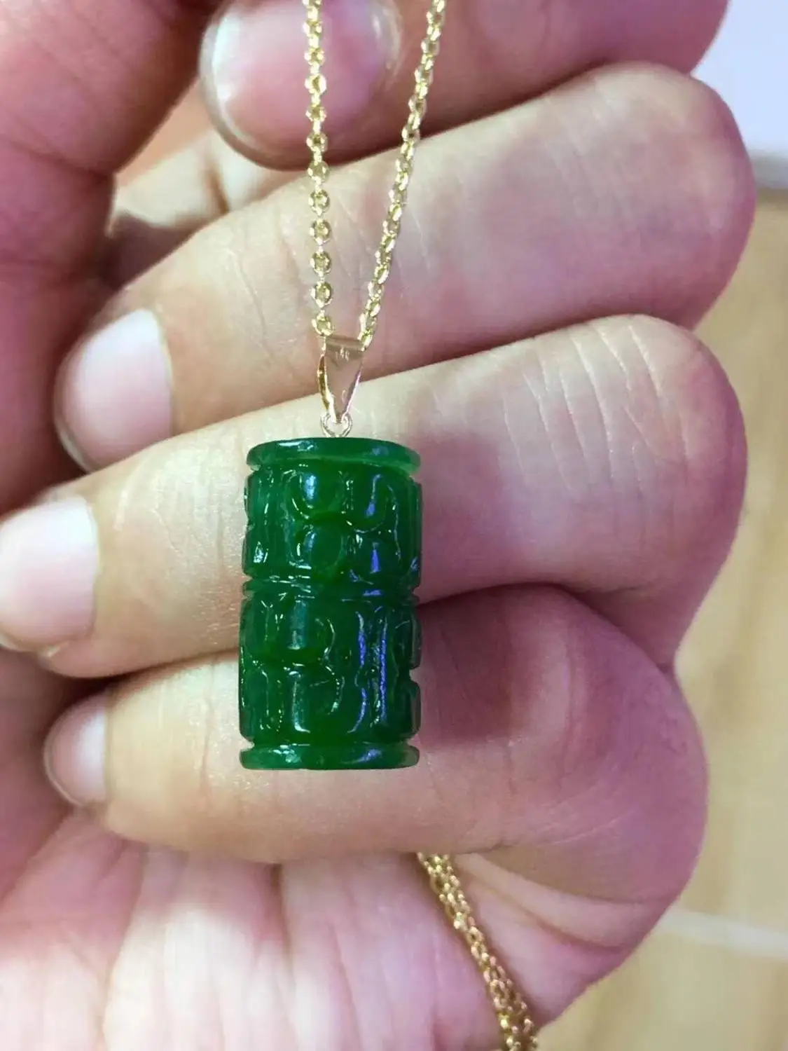 Золотая застежка 18 карат инкрустированная натуральным русским нефритом резная