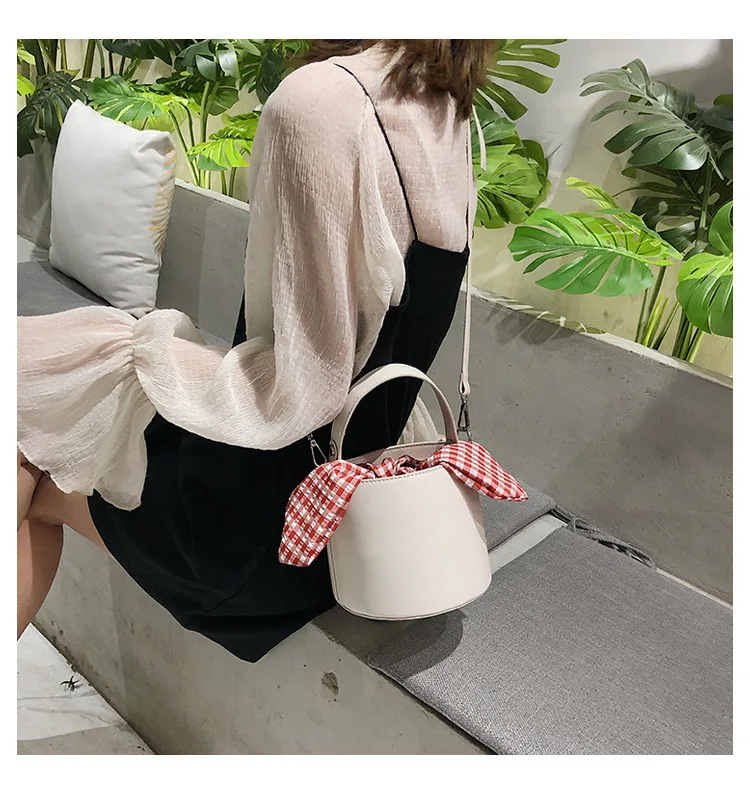 

The 2019 New Bucket Lattice Red Bag Simple Single Shoulder Skew Pocket