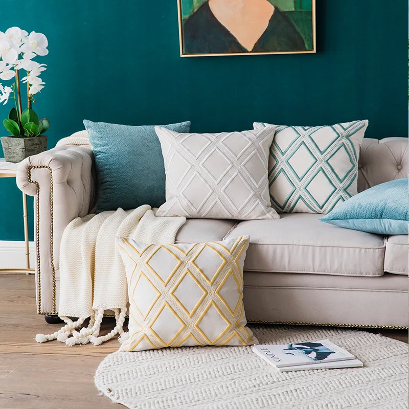 Наволочка с геометрической вышивкой синяя желтая белая темно-синяя домашняя