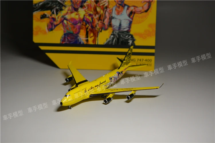 

Tiny 1/400 Boeing 747-400 Bruce Lee 80th Anniversary Boeing Die Cast Model Airplane Collection Limited