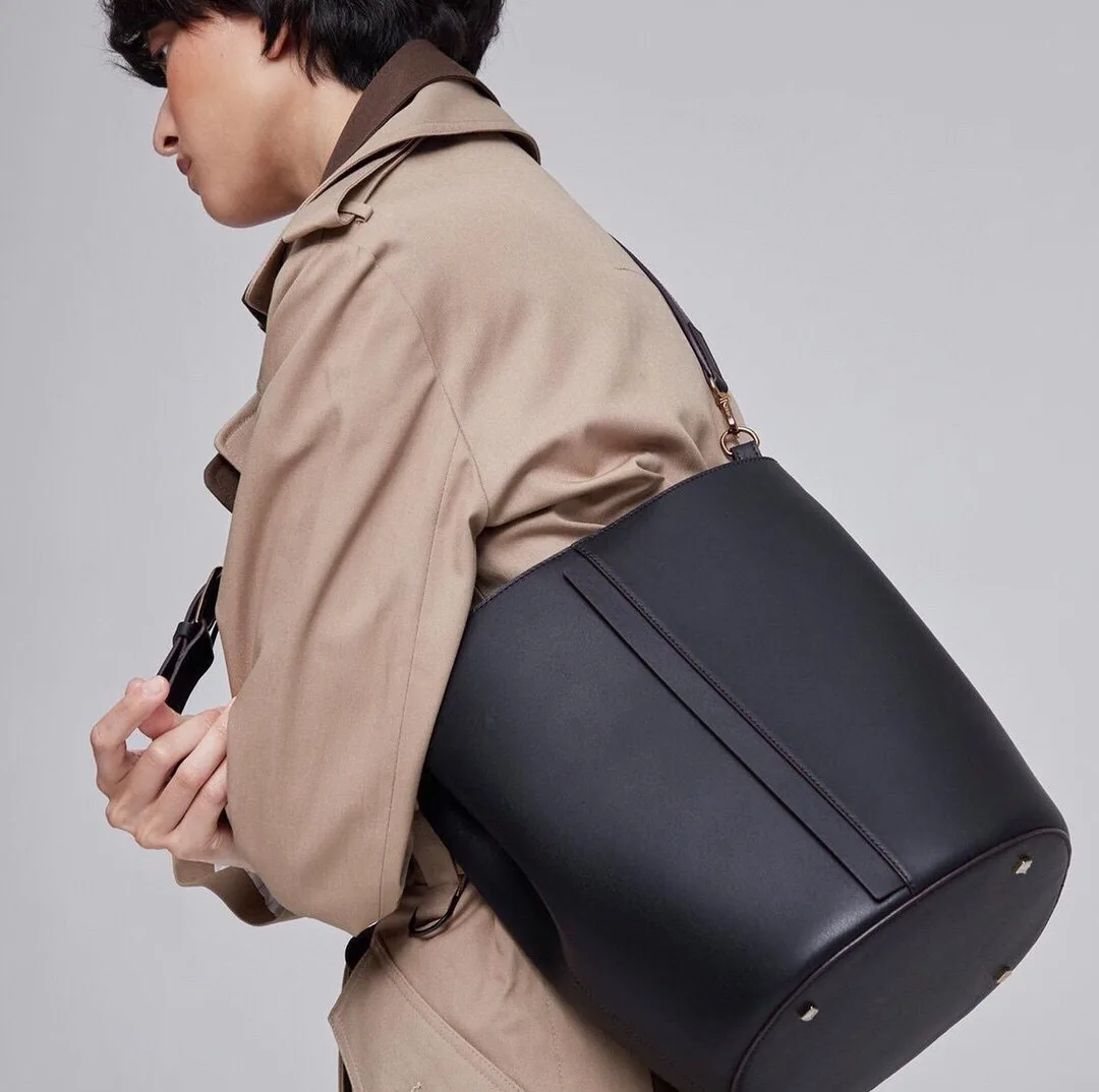 

2021 Южная Корея нишевая дизайнерская сумка-ведро для воды простая плетеная кожаная сумка-мессенджер на одно плечо большая сумка-ведро женск...