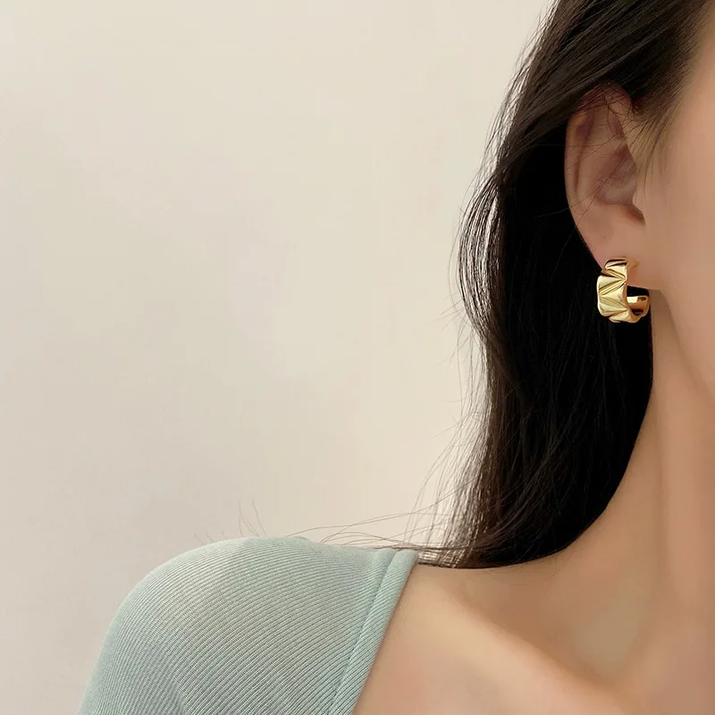 

Golden irregular retro earrings exaggerated fashion earrings female high-end sense of atmosphere ear jewelry