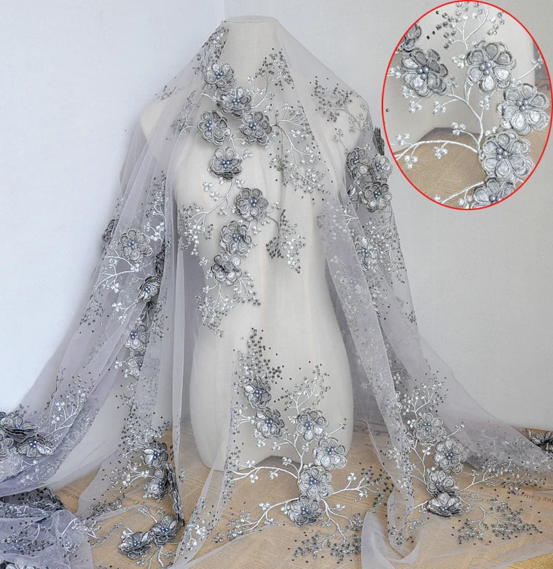 Золотистое шелковое три-выход украшенное трехмерным цветочным рисунком