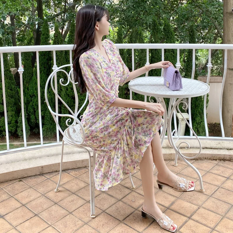 Летнее фиолетовое тонкое платье с v-образным вырезом и цветочным принтом для
