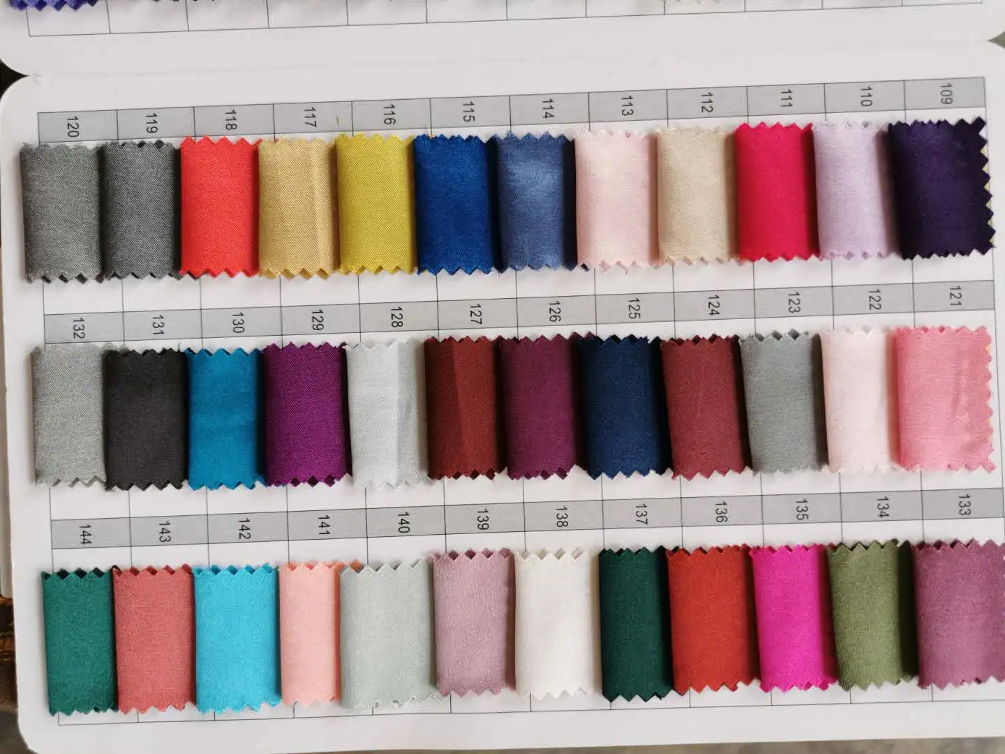 Цветные образцы атласной ткани|Подарочные сумки и упаковка| |