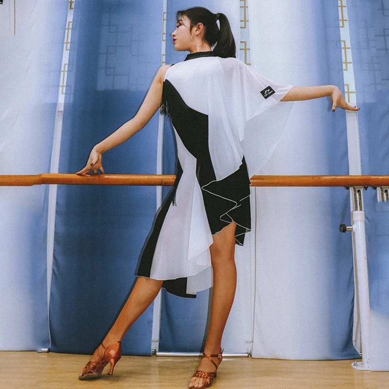 Женское платье для латиноамериканских танцев черно-белое с бахромой