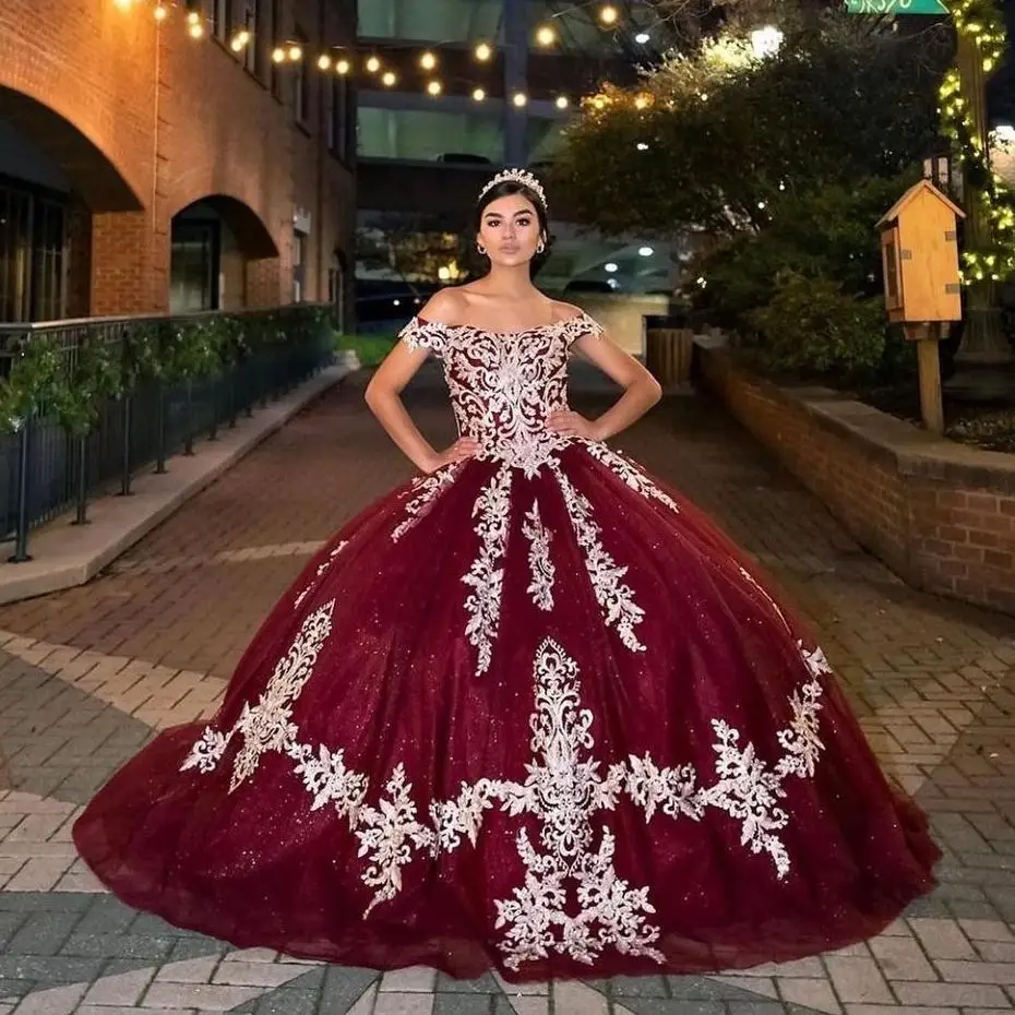 

Burgundy Sequined Ball Gown Quinceanera Dresses Lace Appliqued Off The Shoulder Prom Gowns Sweep Train Tulle Sweet 15 Masquerade