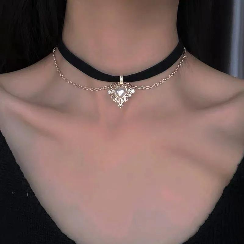 

Vintage Girls Gold Silver Color Love Heart Pendant Chokers Black Velvet Collars For Women Trendy Clavicle Chain Necklaces bijoux