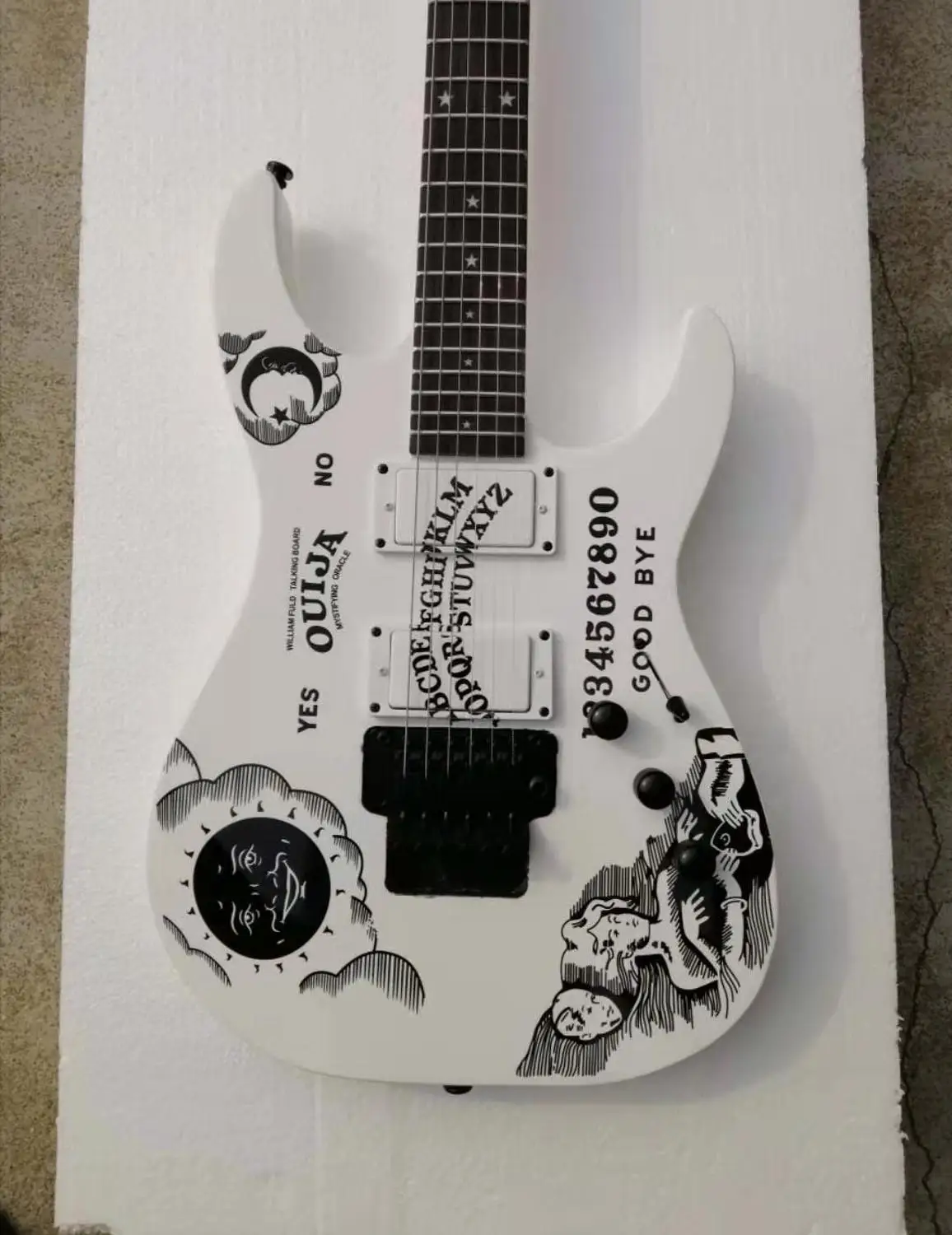 Бесплатная доставка электрогитара под заказ черные аксессуары по