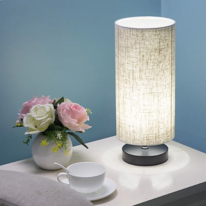 Деревянная настольная лампа в стиле ретро минималистичное оформление