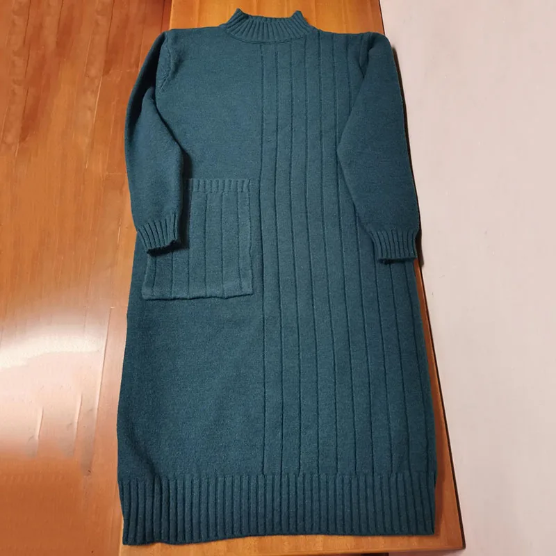 Однотонное платье-свитер в полоску с высоким воротником элегантное прямое