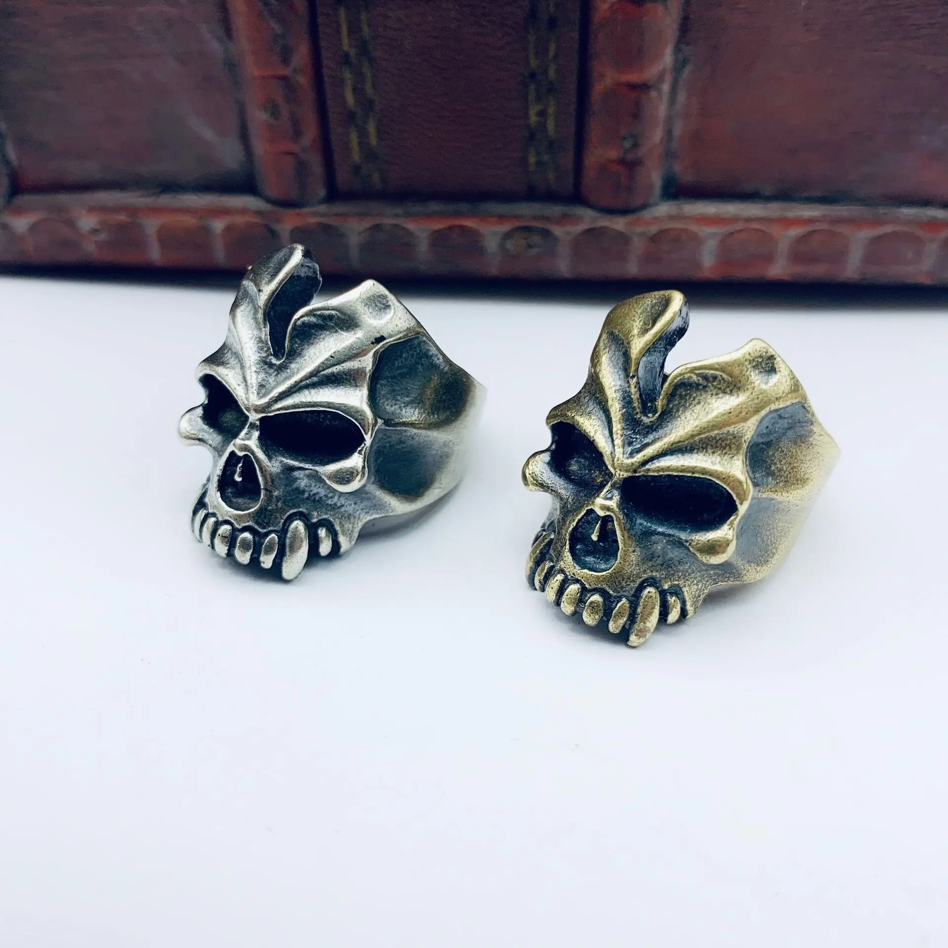 Кольцо мужское с черепом вампира винтажное ювелирное изделие в стиле панк