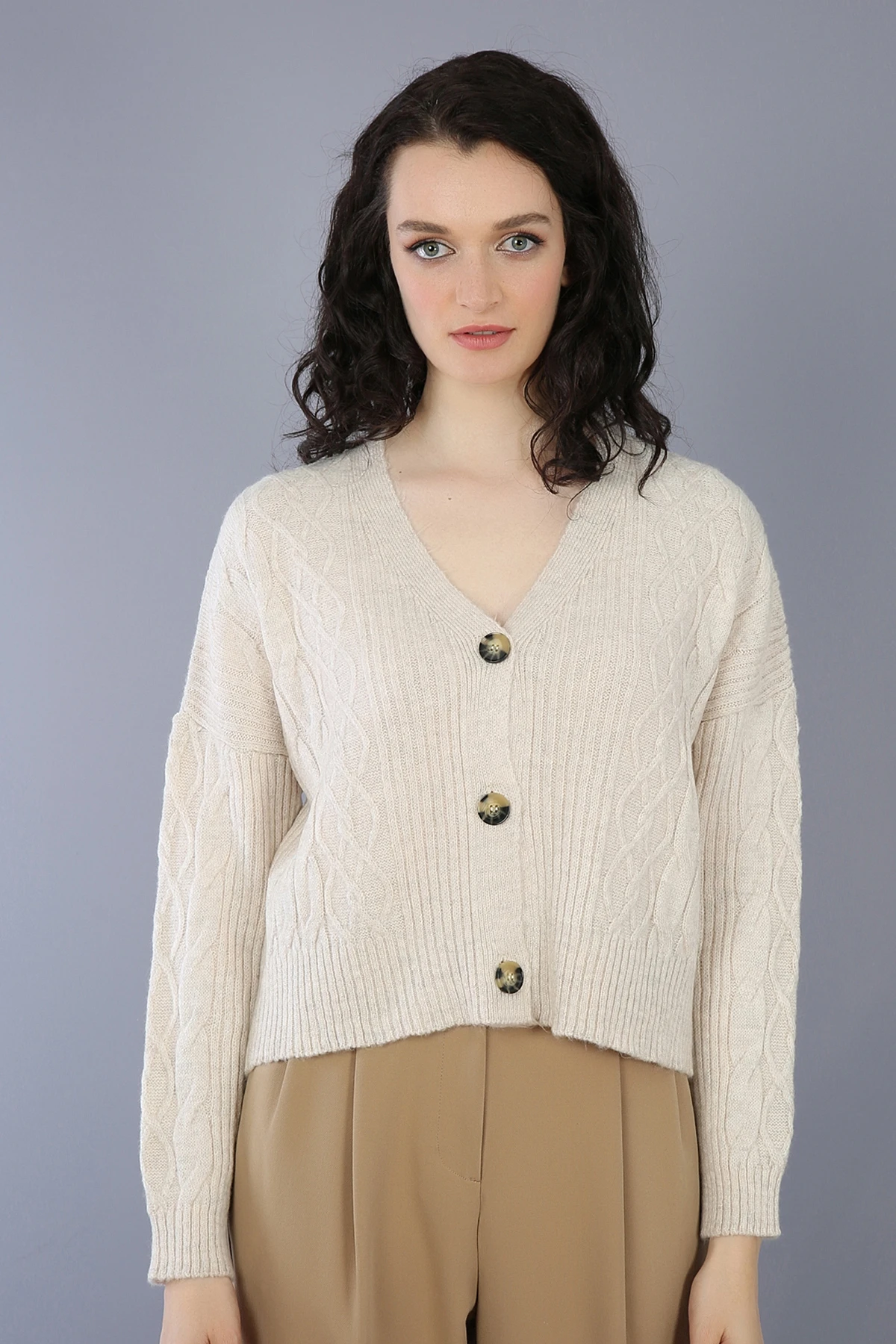 

3 BUTTON HAIR WEAVE PATTERN DETAIL