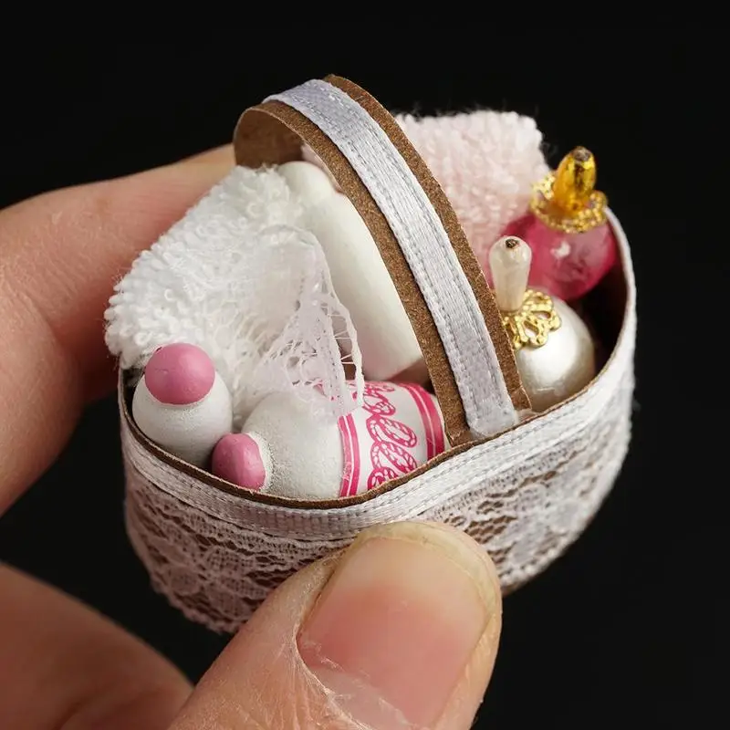 

1:12dollhouse Doll House/ob11/mini Decoration Living Room Of [a Bathroom Basket Pink Supplies] F2Z5