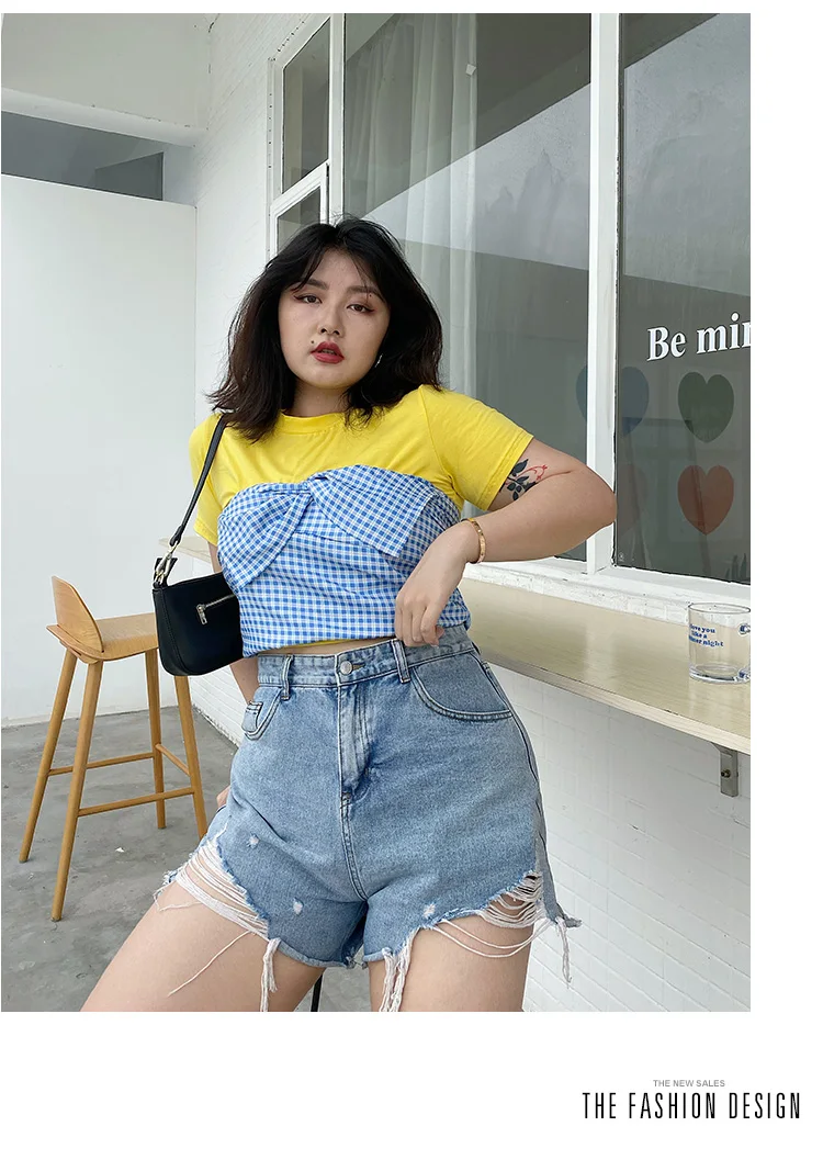 

Trendy denim shorts are high and slim