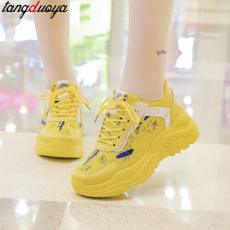 Женские кроссовки с граффити на толстой подошве спортивные для бега прогулок