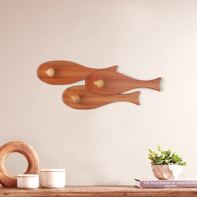 

Fish Nordic minimalist homestay decoration Xuanguan into the household log hanging wall cloak rack modern solid wood wall hanger