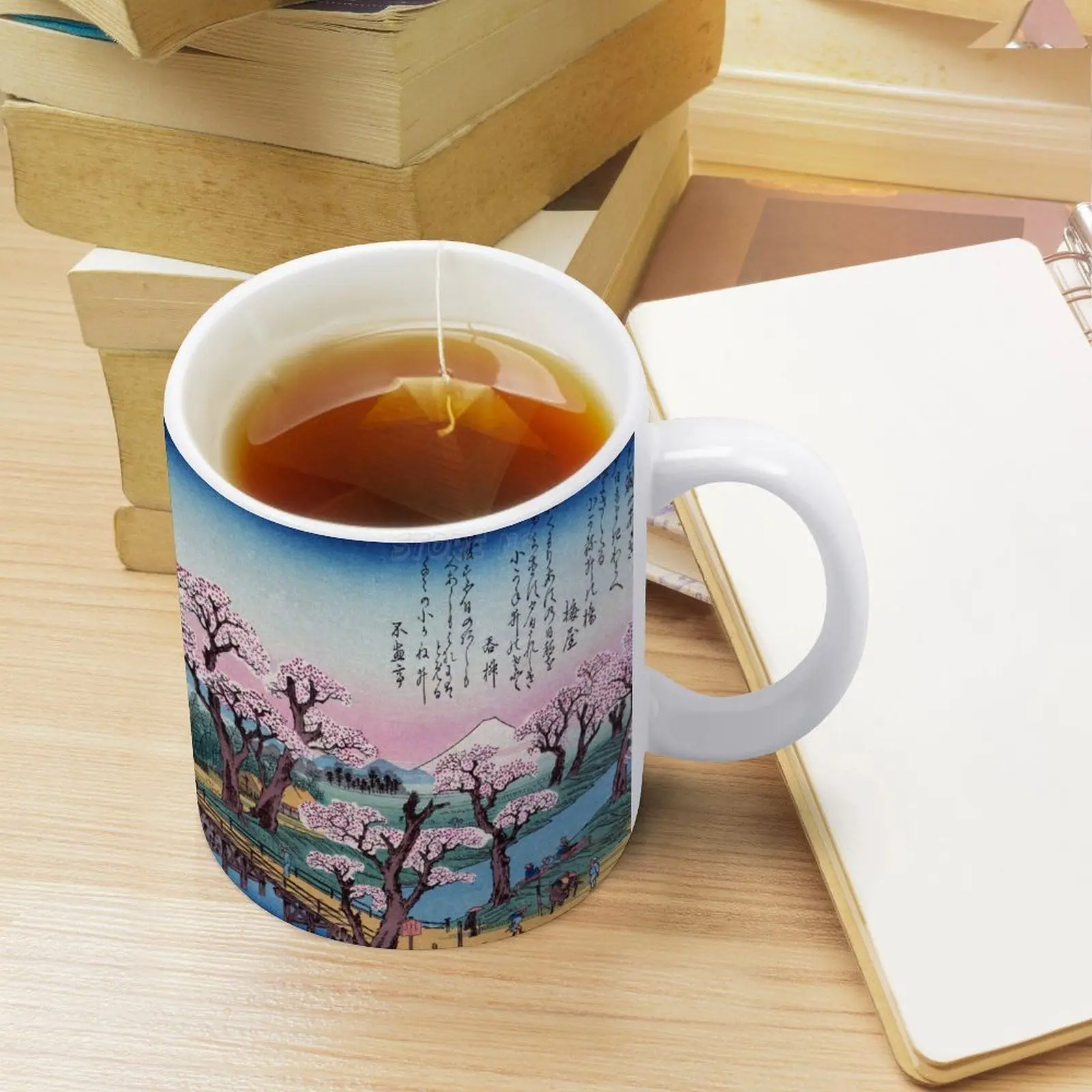 Белая кружка с цветущими вишневыми деревьями (Восстановленное японское