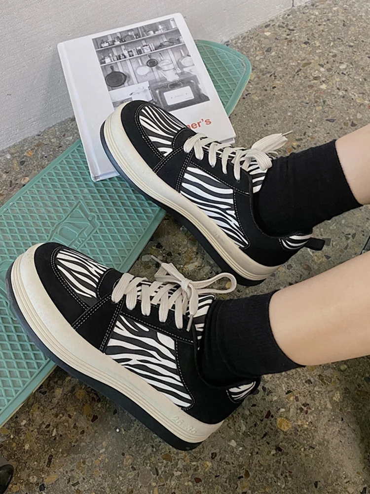 

Korean version of the 2021 spring and autumn new female Harajuku style trend all-match student canvas shoes platform.