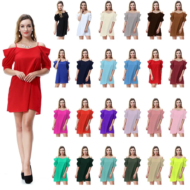 Женское короткое платье с коротким рукавом открытыми плечами и расклешенными