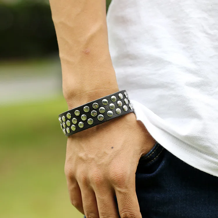 Браслеты ручной работы из черной кожи с выложенными металлическими хлопьями