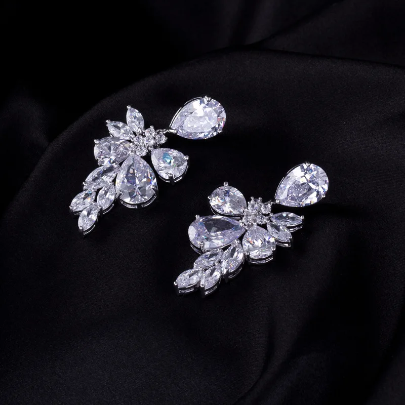 Свадебный комплект из колье и серёг с блестящими цветами кубическим