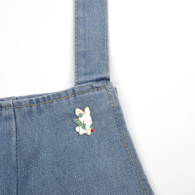 Маленькие белые металлические эмалированные булавки и броши в форме кролика для