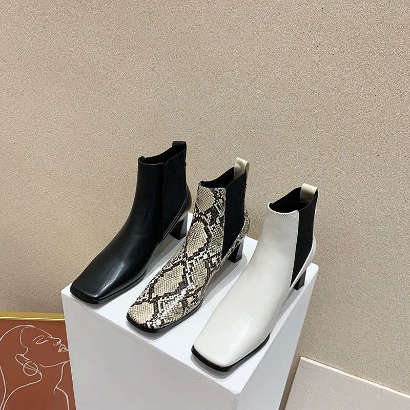 Женские ботильоны со змеиным принтом короткие ботинки челси на толстом высоком
