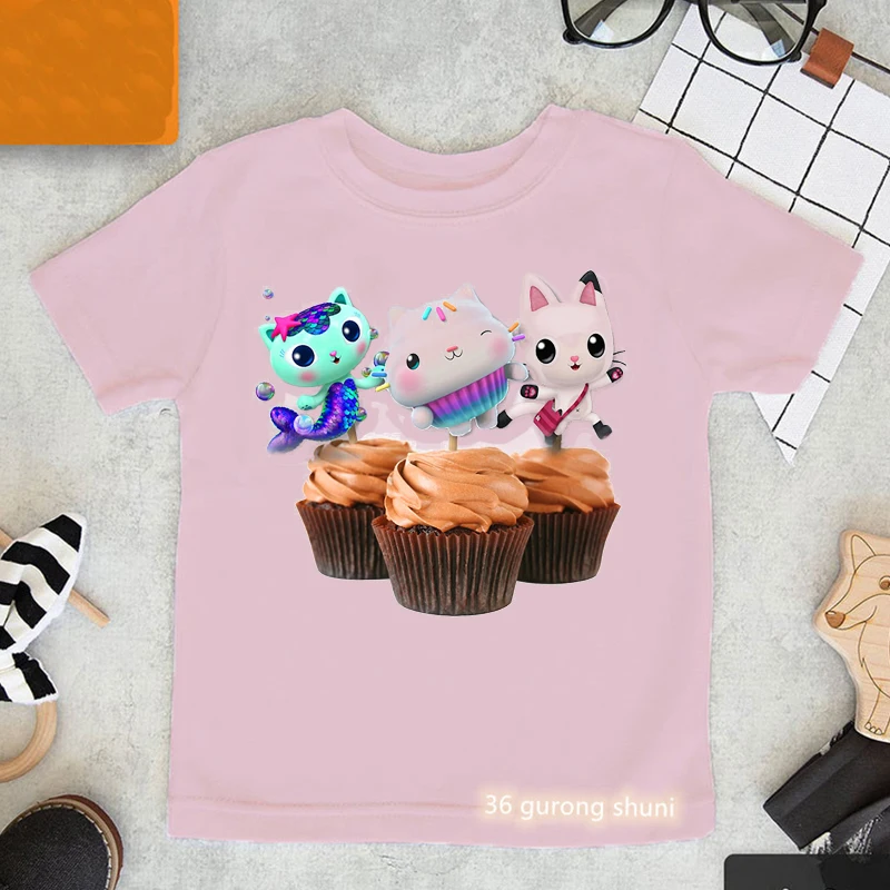 Милая розовая футболка для девочек, футболка с мультяшным принтом Габби, кукольный домик, кошки, детская одежда, летняя модная Милая Детская...