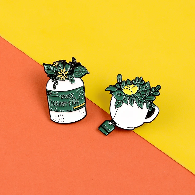 Желтый цветок пышные листья чашки булавки счастливая жизнь эмалированные и