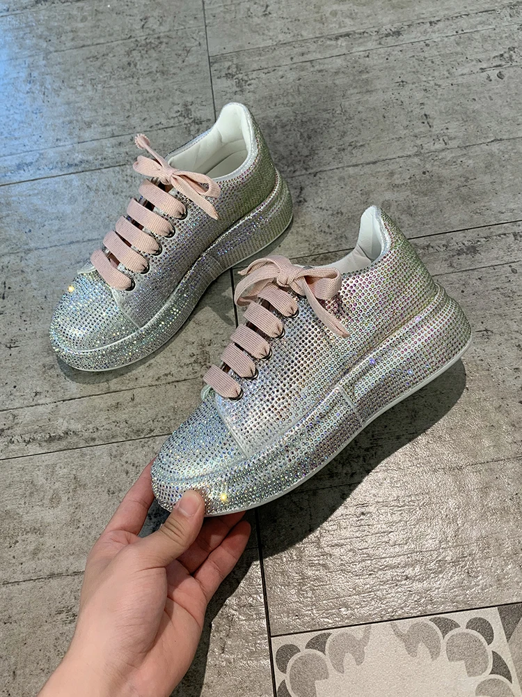 

2021 spring and autumn new all-match women's sports shoes Korean fashion rhinestone bright color lace-up platform casual shoes.
