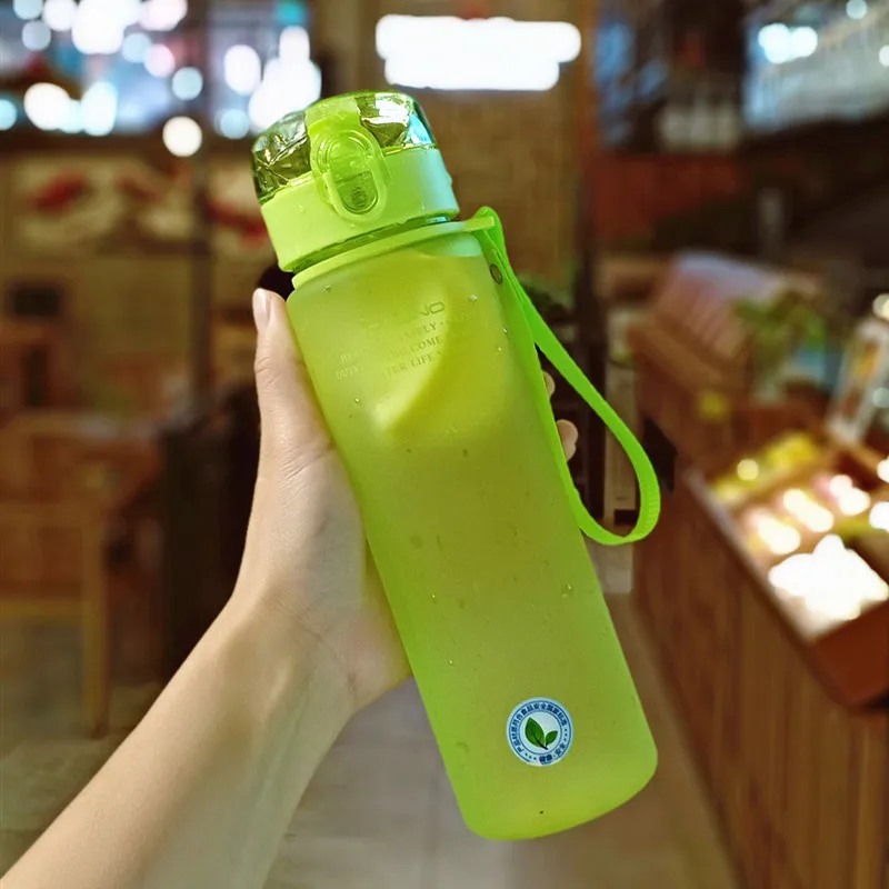 Взрывные Спортивная бутылка из пластика(550/700/800 ml Протеин шейкер для отдыха на открытом воздухе, портативные просачивающиеся для по изготовлению крышек для пластиковых стаканчиков напитков бутылка без добавления бисфенола А