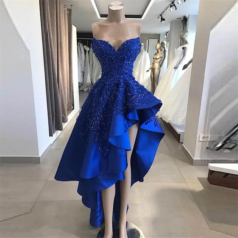 Платья для коктейля Royal Blue с аппликациями из кружева, пайетками, бисером, высоко-низкими юбками из атласа, недорогими оборками, сердцевидным вырезом и украшениями на вечеринку.