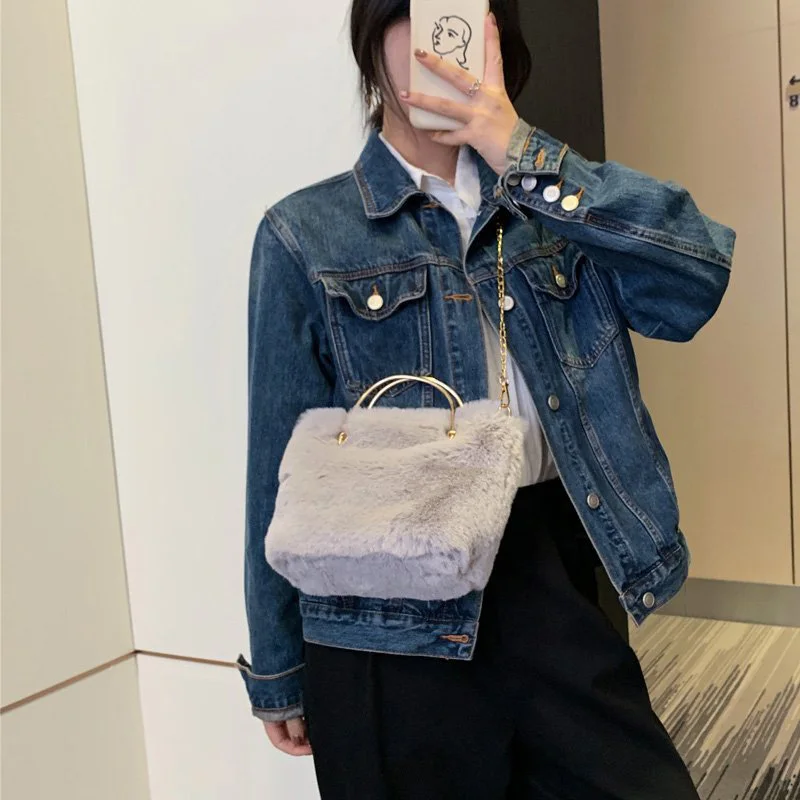 

Plush Women's Tote Bag 2020 Faux Fur Winter Shoulder Handbag Solid Color Warm Messenger Bags Female Fashion Metal Handles Clutch