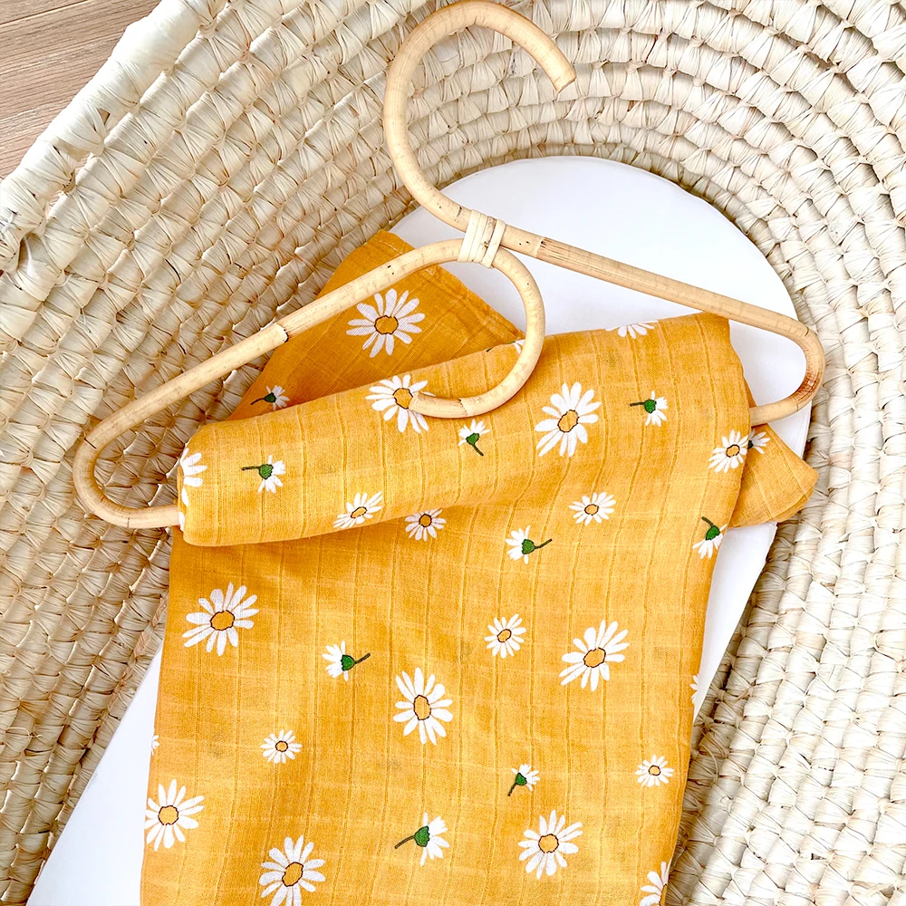 

Rainbo&Iris Bamboo Cotton Muslin Swaddle with Daisy Print Rattan-weaved Baby Bed Decor