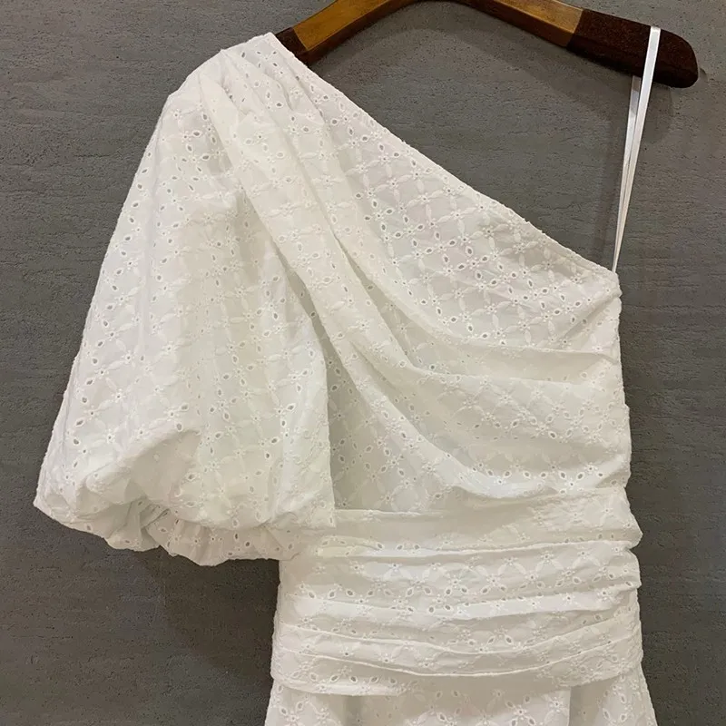 Женское асимметричное платье миди на одно плечо с косым воротником и пышными