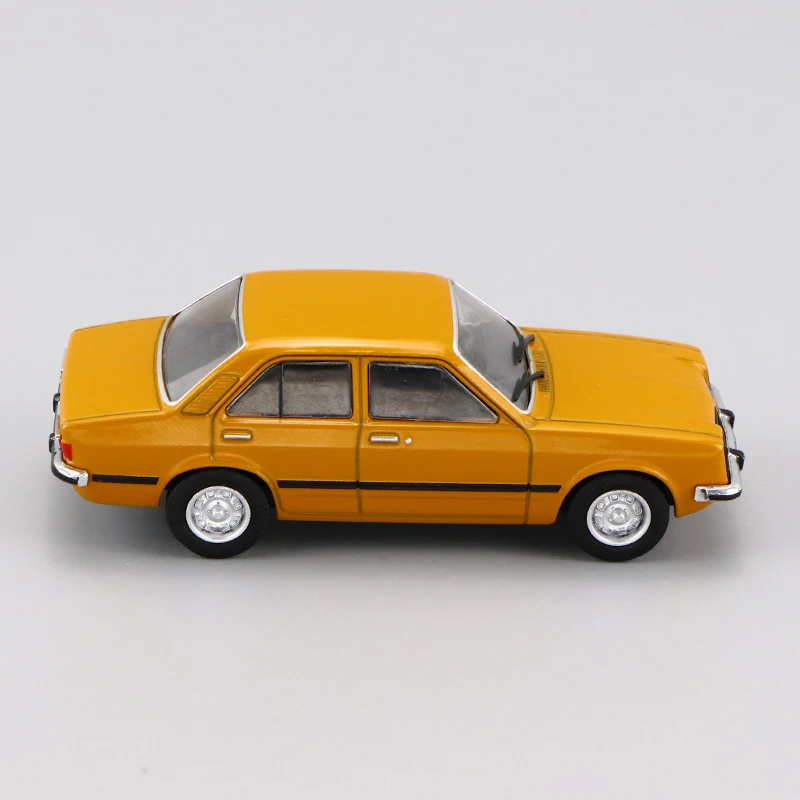 

1:43 IXO CHEVROLET CHEVETTE SL 4 PORTAS 1979 DIECAST CAR MODEL COLLECTION TOYS PERFECT SIZE AND WEIGHT
