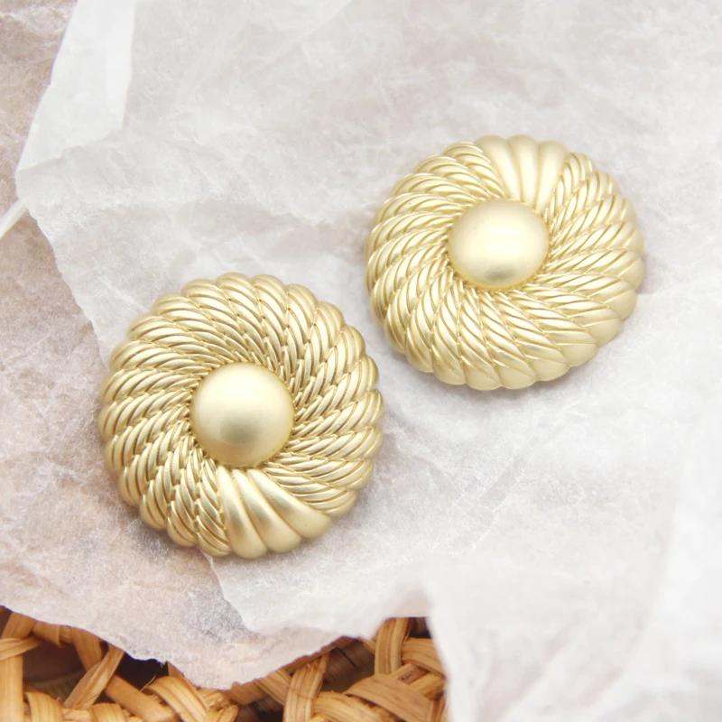 

HENGC Vintage Gold Metal Women Coat Buttons For Clothing Cap Shape Sweaters Suit Decorative Big Sewing DIY Accessories Wholesale